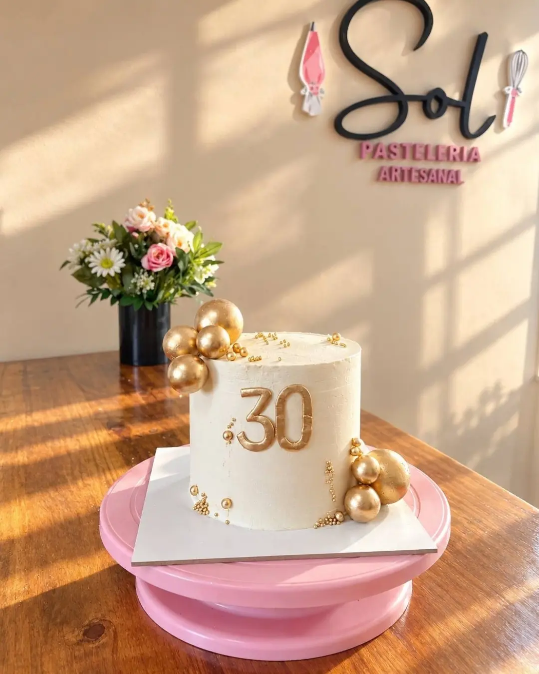 Torta blanca y dorada de cumpleaños preparada por Sol