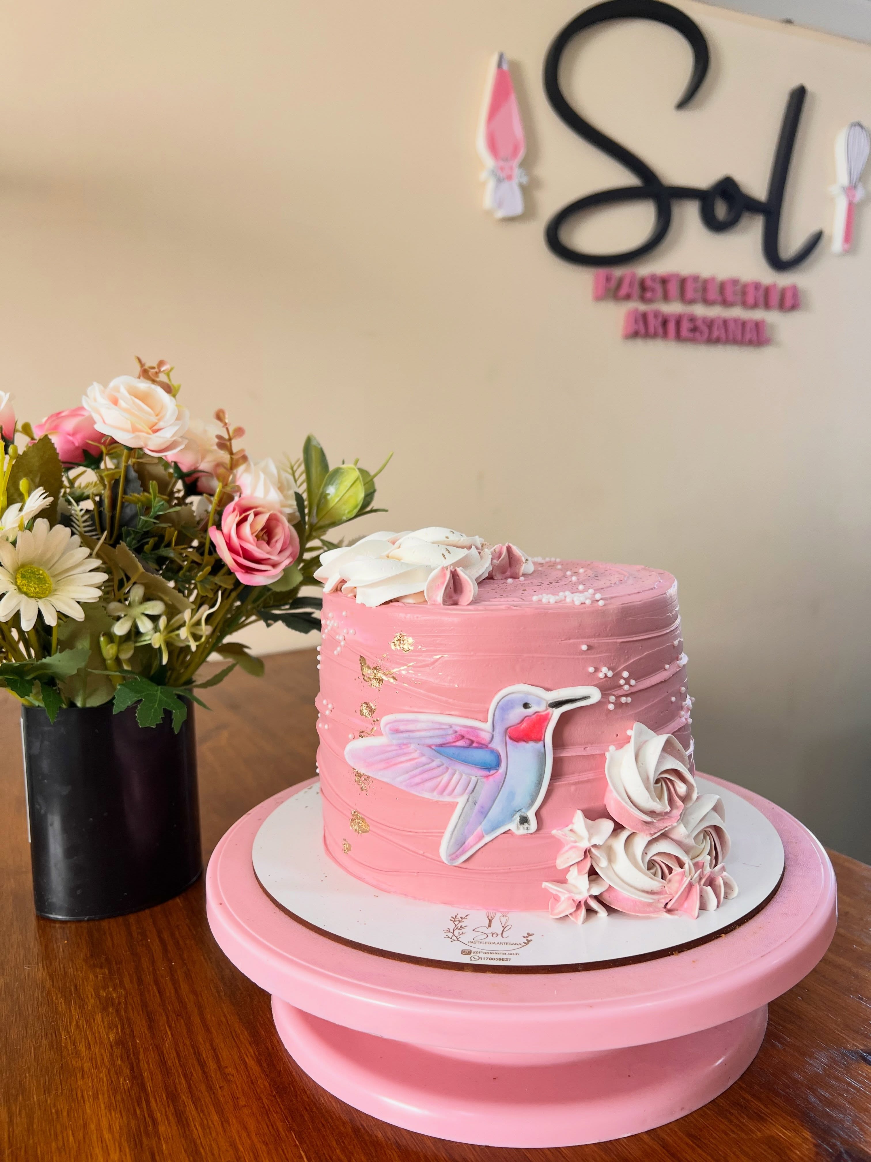 Torta rosa con decoración artesanal de colibrí realizada por Sol Pastelería
