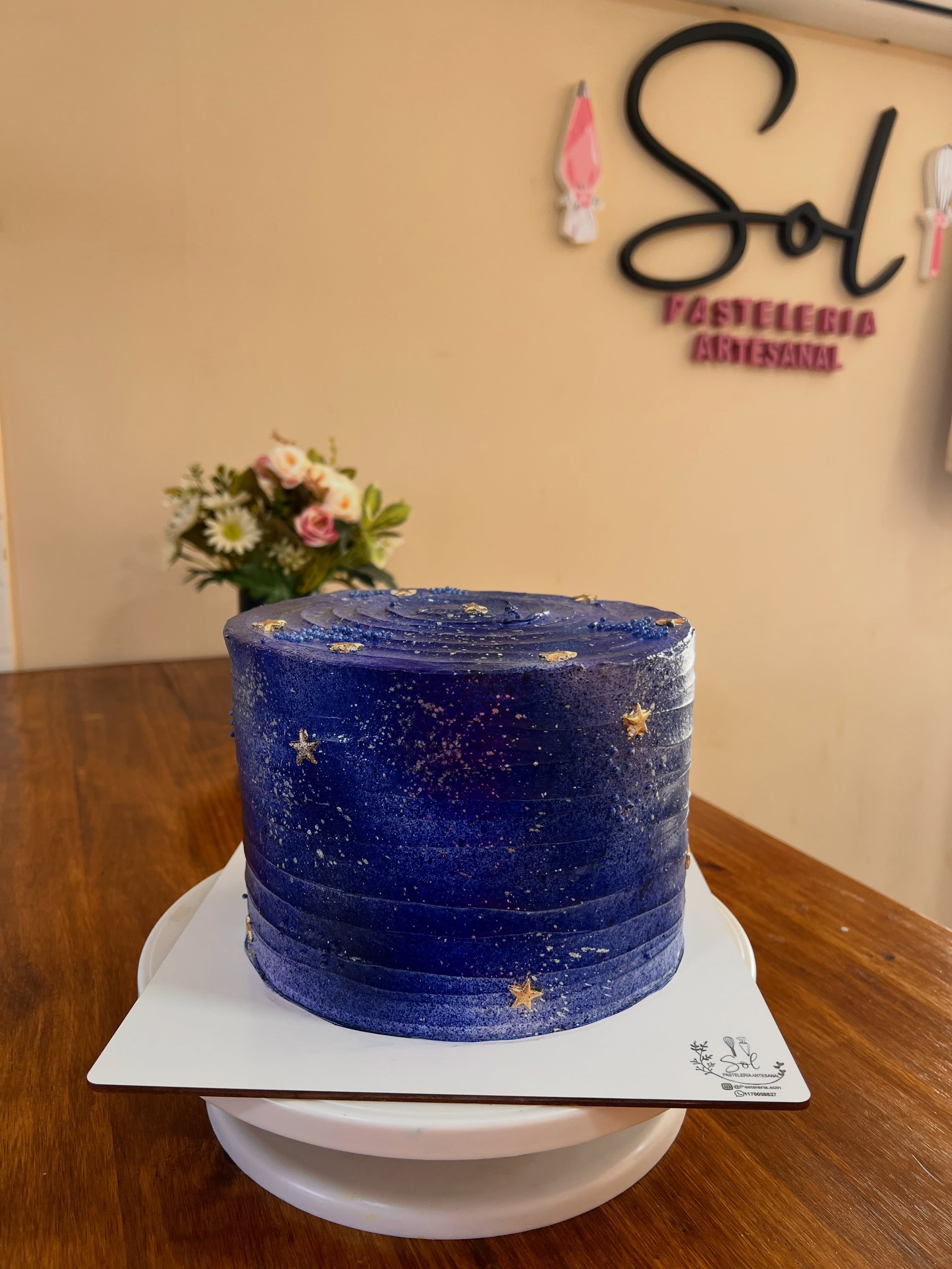 Torta azul personalizada con efecto galaxia